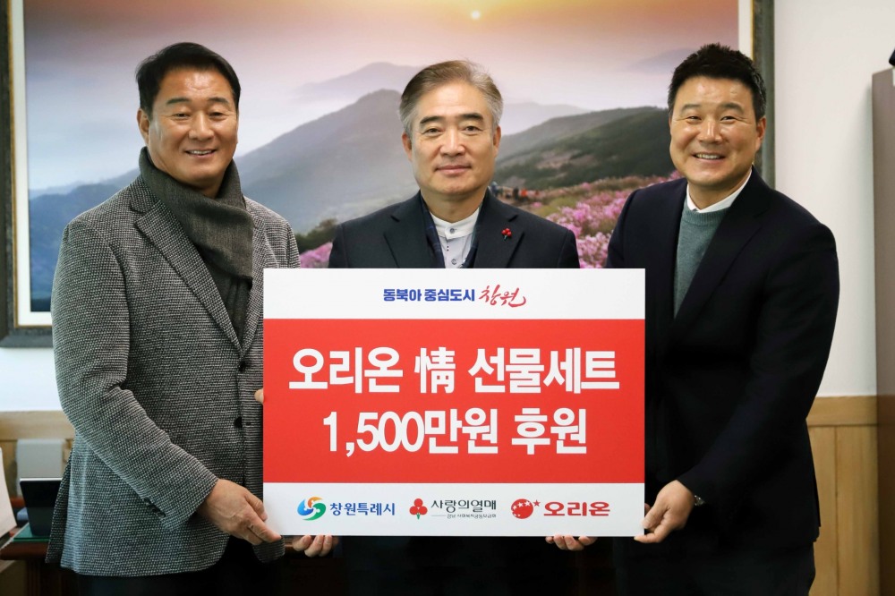 왼쪽부터) 전영대 오리온 테니스단 단장, 조명래 창원특례시 제2부시장, 이형택 오리온 테니스단 감독./ 사진제공 = 오리온