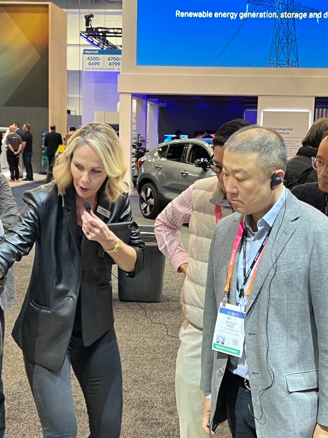 구자은 LS그룹 회장이 지난 6~7일 이틀간, 주요 계열사 CEO들과 그룹의 미래 사업을 이끌 임직원 20여 명과 함께 미국 라스베이거스에서 개최된 ‘세계 최대 국제전자제품 박람회(CES) 2023’을 찾았다. /사진=LS그룹.