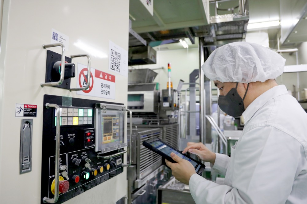 SPC는 안전경영 강화를 위해 전 사업장에 IT 기술을 활용한 '통합 안전점검 시스템 앱'을 개발해 도입했다./사진제공=SPC