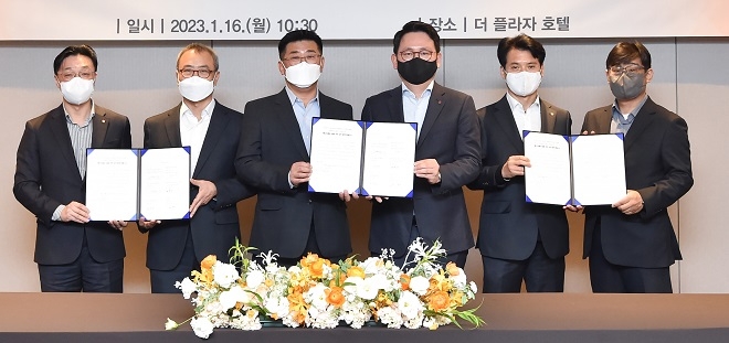 (왼쪽부터) 한화에어로스페이스 문승학 전기추진체계사업부장, LG에너지솔루션 신영준 CTO, 한화큐셀 이재규 GES사업부장, LG에너지솔루션 장승세 ESS사업부장, 한화모멘텀 류양식 이차전지사업부장, LG에너지솔루션 신기창 전극기술센터장. 제공=LG엔솔.