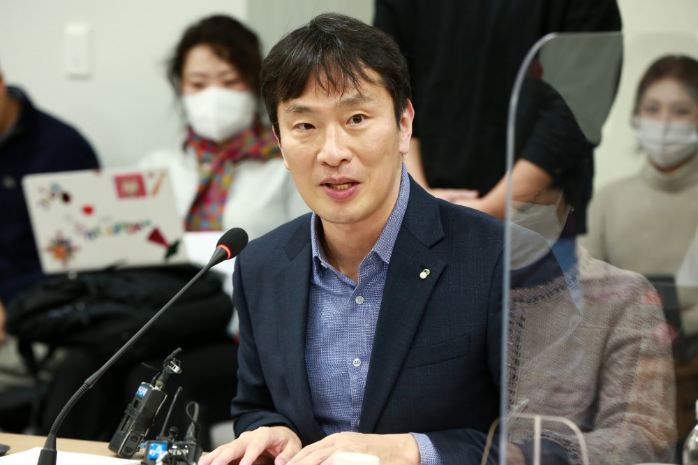 이복현 금융감독원장이 16일 서울 마포 프론트원에서 열린 '가상자산 관련 금융리스크 점검 토론회'에서 환영사를 하고 있다. / 사진제공= 금융감독원(2023.01.16)