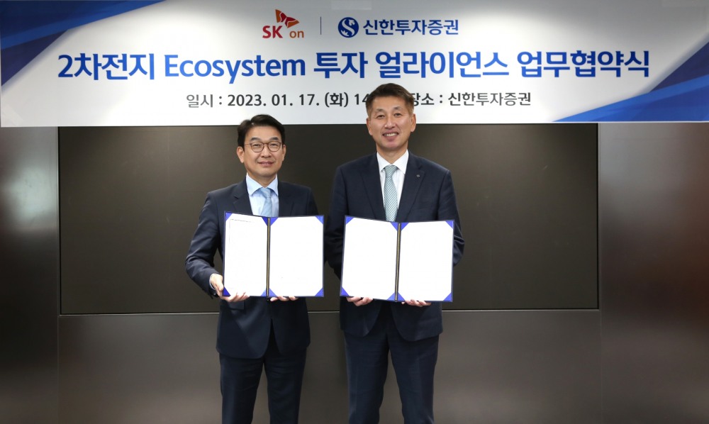 신한투자증권과 SK온은 지난 17일 서울 여의도 신한투자증권타워에서 ‘2차전지 Ecosystem 투자 얼라이언스 구축을 위한 업무협약(MOU)’을 체결했다. 협약식에서 (오른쪽부터) 김상태 신한투자증권 사장, 최영찬 SK온 경영지원총괄 사장 / 사진제공= 신한투자증권(2023.01.18)