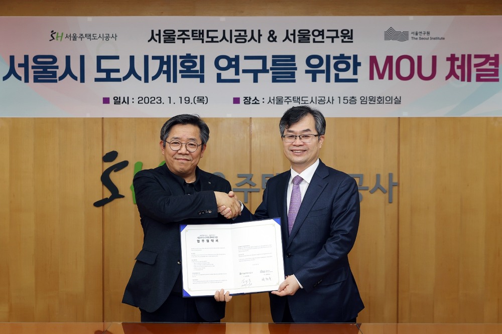 김헌동 SH공사 사장(왼쪽)과 박형수 서울연구원 원장이 협약을 체결하고 기념촬영을 하고 있다./사진제공=SH공사