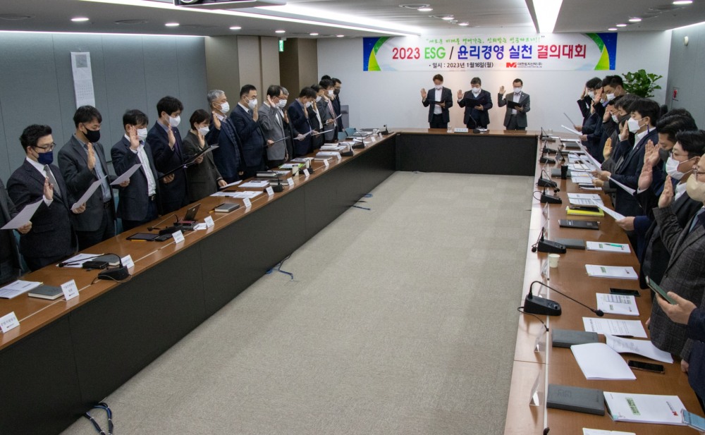 대한토지신탁 이훈복 대표이사와 주요 임직원이 ESG 및 윤리경영 방침을 강화할 것을 결의하고 있다./사진제공=대한토지신탁