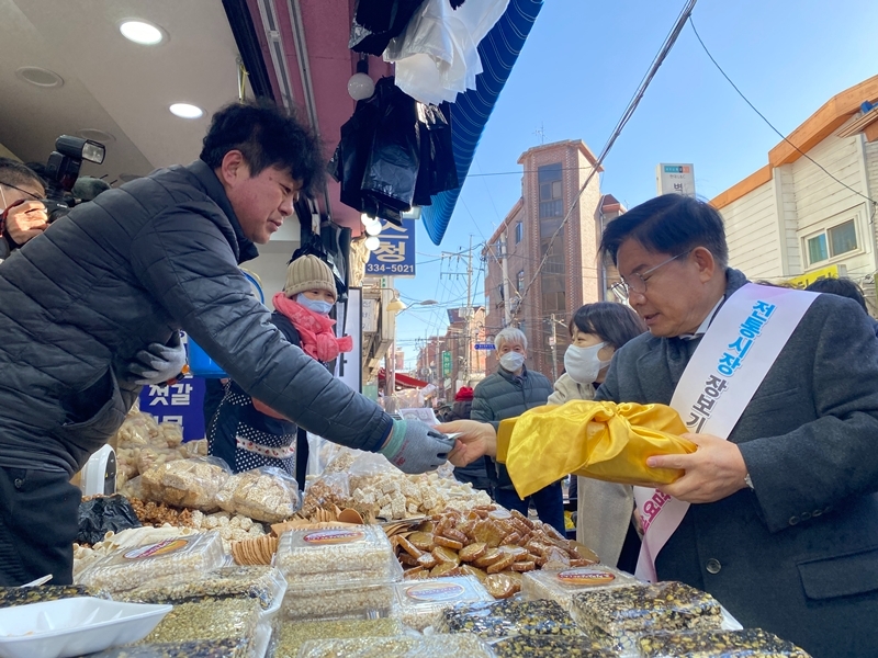 강수 마포구청장이 20일 망원시장에서 한과를 구입하는 모습./사진제공=마포구