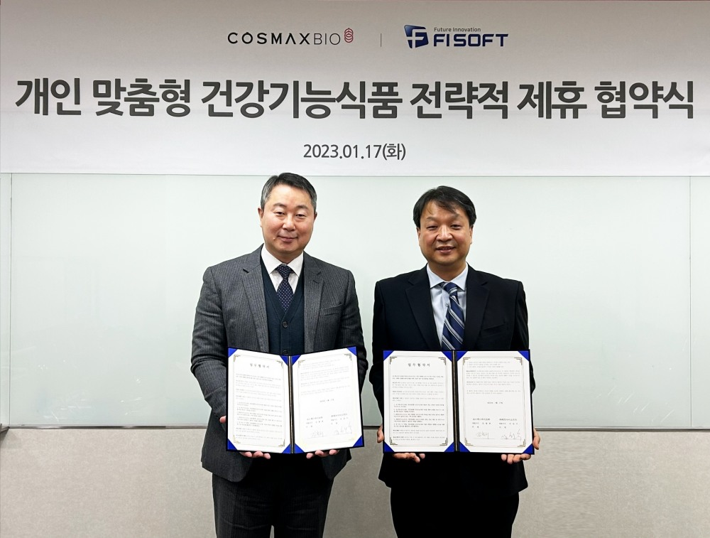 지난달 17일 경기 성남시 코스맥스바이오 본사에서 열린 업무협약식에서 김철희 코스맥스바이오 대표(왼쪽)와 김성수 에프아이소프트 대표가 기념촬영을 하고 있다. (사진=코스맥스그룹)