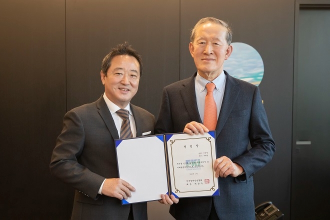 이웅열 코오롱 명예회장(왼쪽)과 허창수 전경련 회장.