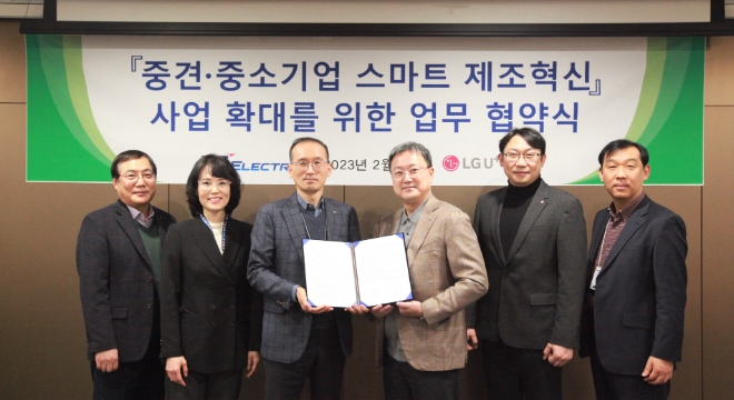 LS일렉트릭은 2일 LS용산타워에서 LG유플러스와 ‘중견∙중소기업 스마트 제조혁신사업 확대’에 관한 업무협약을 체결했다. /사진=LS일렉트릭.
