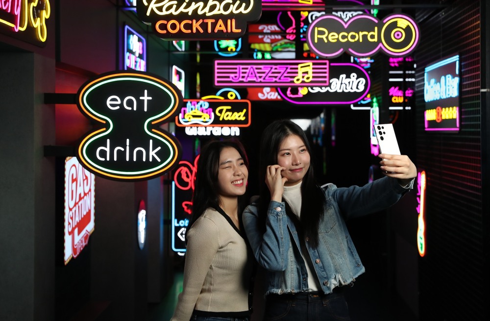서울 성동구 성수동에 오픈한 갤럭시 스튜디오 성수를 찾은 방문객들이 이국적인 네온사인으로 도심의 야경처럼 꾸민 공간에서 '갤럭시 S23 울트라'로 셀피를 촬영하고 있다. 사진=삼성전자