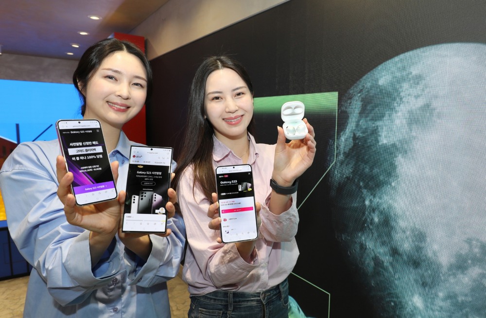 일상비일상의틈에서 LG유플러스 모델이 갤럭시 S23을 소개하고 있다. 사진=LG유플러스