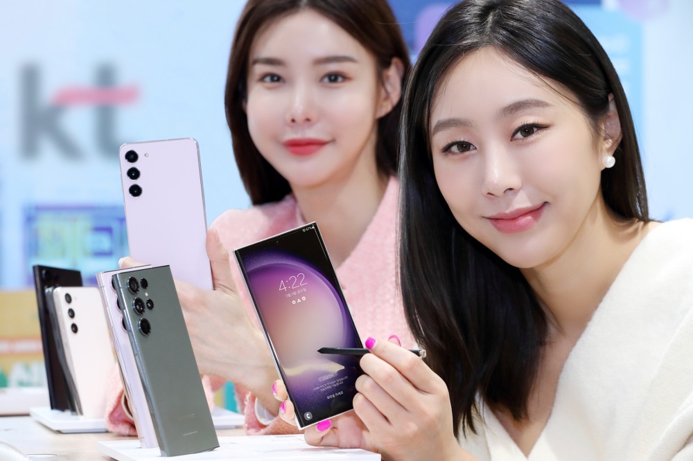 모델들이 KT ‘갤럭시 S23 시리즈’ 사전예약을 소개하고 있다. 사진=KT