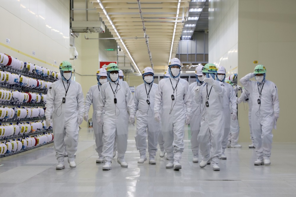 이재용 삼성전자 회장이 7일 삼성디스플레이 아산캠퍼스를 찾아 QD-OLED 생산라인을 둘러보고 사업전략을 점검했다. 사진=삼성전자