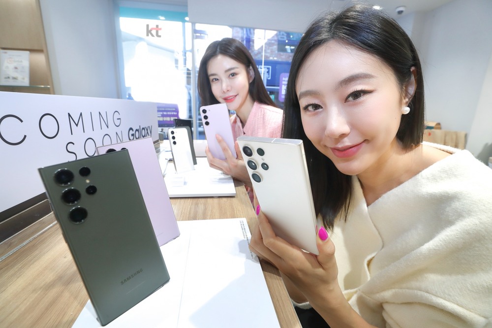 모델들이 KT ‘갤럭시 S23 시리즈’ 사전예약을 소개하고 있다. 사진=KT