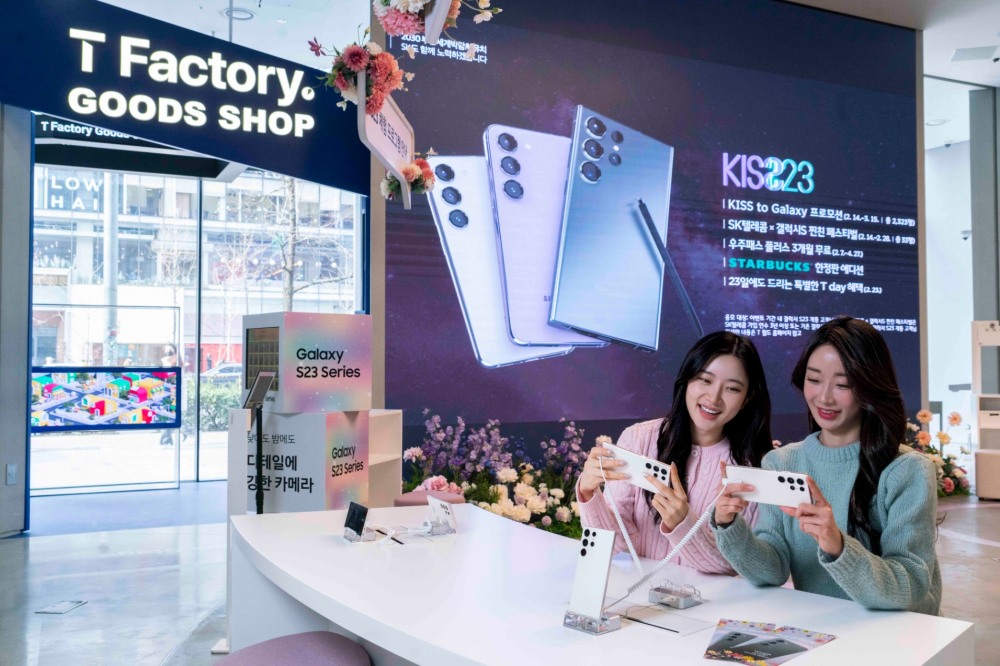 SKT 홍보모델이 홍대 ICT 멀티플렉스 T팩토리에 설치된 갤럭시 S23 체험존에서 갤럭시S23을 소개하고 있다. 사진=SK텔레콤
