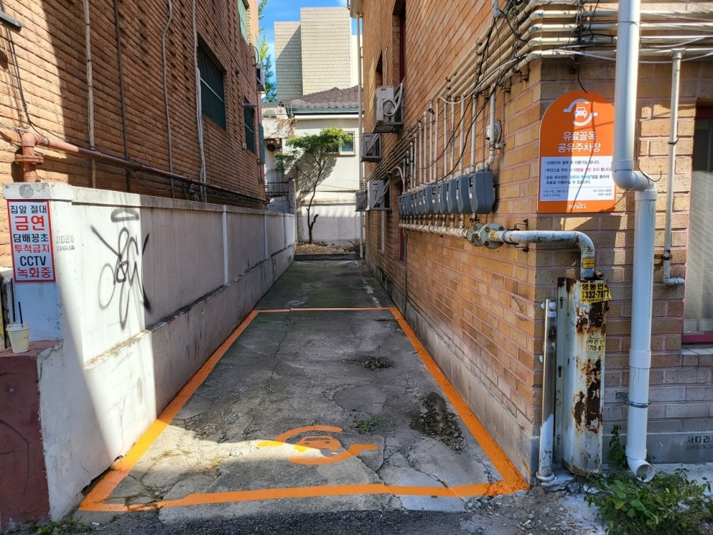 골목 공유주차장 표시 현장./사진제공=마포구
