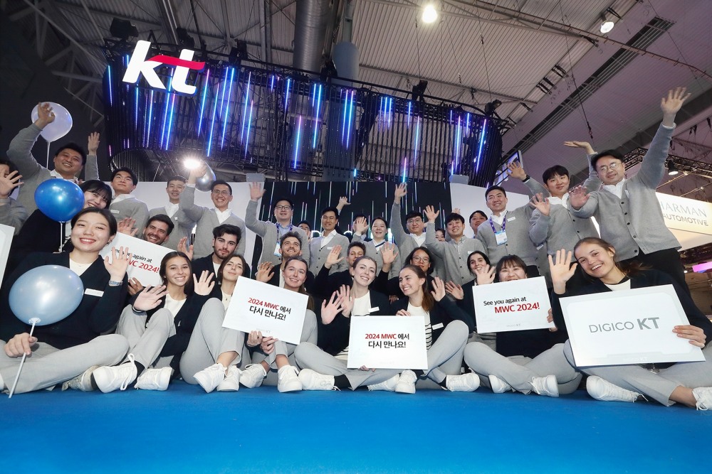 KT 전시 관계자들이 MWC 2023 KT 전시관 앞에서 단체 기념 사진을 촬영하고 있다. 사진=KT