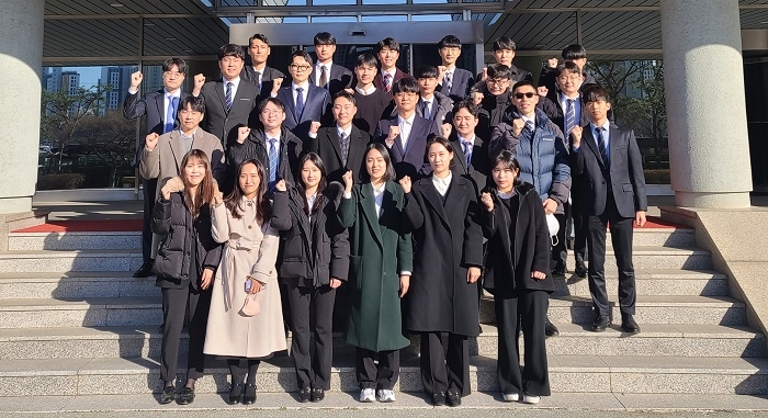 쌍용차 신입 및 경력 사원들이 서울 본관 앞에서 기념촬영을 하고 있다. 사진=쌍용차.