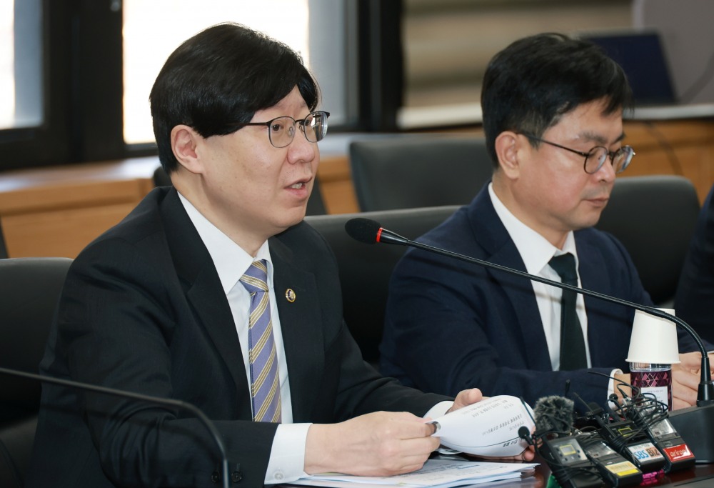 김소영 금융위원회 부위원장이 13일 서울 종로구 정부서울청사에서 금융업권 협회·유관기관·연구기관과 개최한 제1차 금융산업 글로벌화 TF 회의에서 글로벌화 지원방안 및 관련제도 개선방안 등을 논의했다. /사진제공=금융위원회