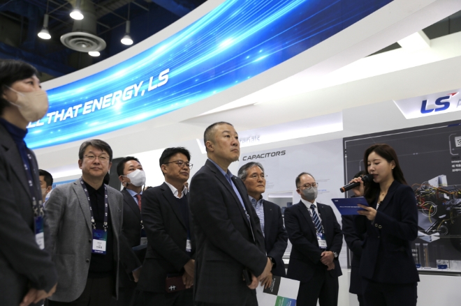 구자은 LS그룹 회장이 15일 주요 계열사 CEO 및 임원 등과 함께 서울 강남구 코엑스에서 개최된 ‘인터배터리 2023’ 전시에 참관해, LS그룹 전시장을 둘러보고 참여 임직원들을 격려하는 한편, 국내외 배터리 산업의 트렌드를 점검했다. /사진=LS그룹.