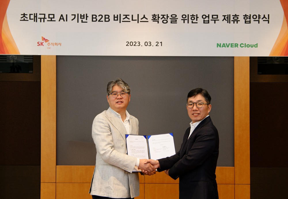 윤풍영 SK(주) C&C 사장(왼쪽)과 김유원 네이버클라우드 대표가 경기도 분당구 정자동 SK-u타워에서 열린 '초대규모 AI기반 B2B 사업 확장 협력 협약식(MOU)'을 체결했다. 사진=SK C&C