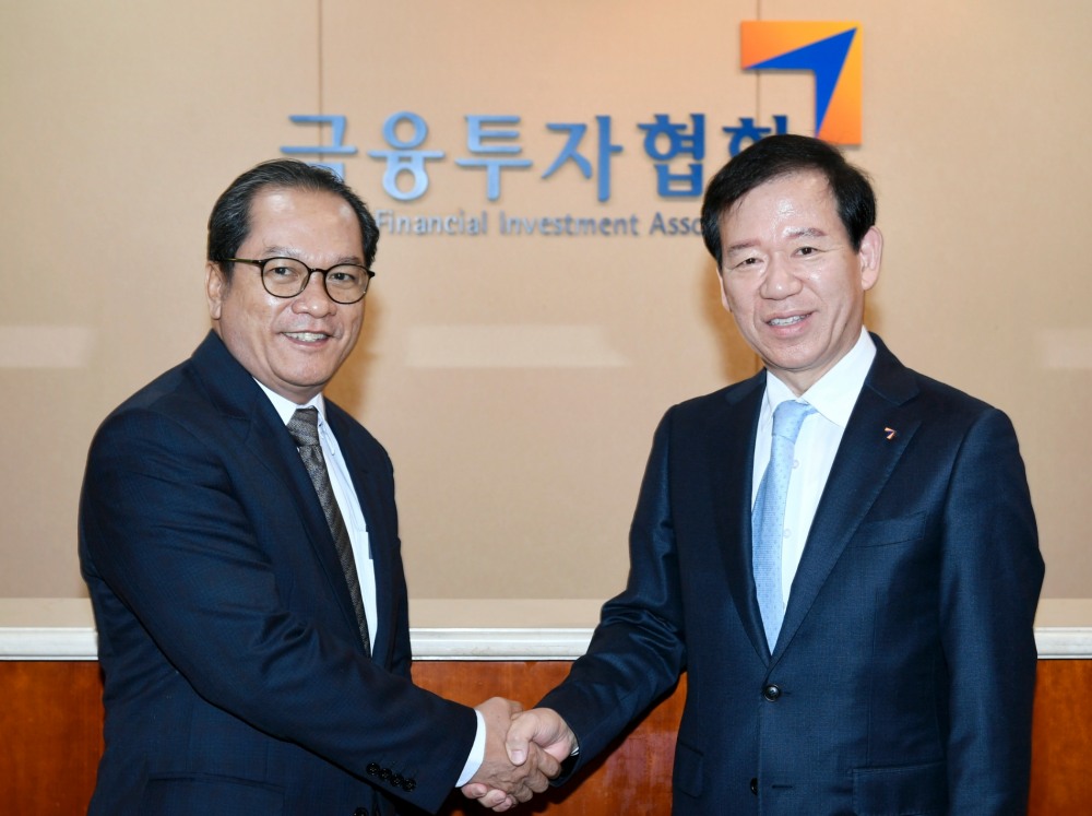 서유석 금융투자협회장(오른쪽)은 27일 금투협에서 뺀 티롱(Pen Thirong) 캄보디아 재경부 차관(왼쪽) 등 대표단 일행과 간담회를 하고 양국의 금융투자 산업간 협력 방안에 대해 의견을 교환했다. / 사진제공= 금융투자협회(2023.03.27)
