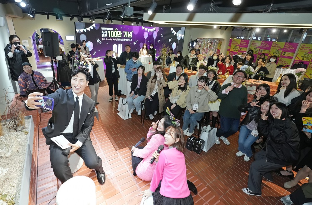 LG유플러스는 MZ세대 복합문화공간 ‘일상비일상의틈byU+(이하 틈)’ 누적 방문자 수가 100만명을 돌파했다고 28일 밝혔다. 사진=LG유플러스