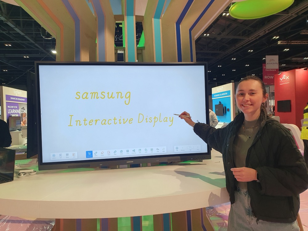 삼성전자 직원이 영국 런던에서 열리는 유럽 최대 교육 기술 전시회 'Bett 2023' 삼성전자 부스에서 신제품 전자칠판 WAC를 소개하고 있다. 사진=삼성전자