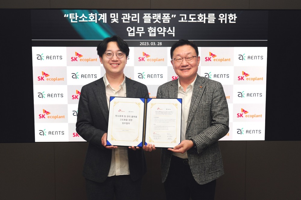 김병권 SK에코플랜트 에코랩센터 대표(오른쪽), 박광빈 엔츠 대표가 협약식 이후 기념촬영을 하고 있다. / 사진제공=SK에코플랜트