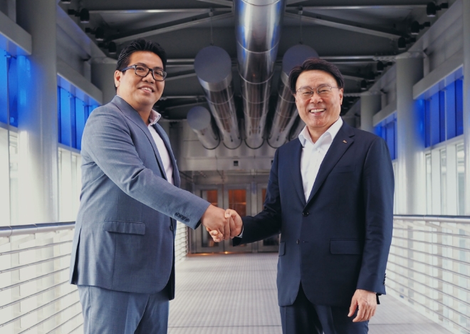 포스코그룹은 지난달 29일 말레이시아 쿠알라룸푸르 페트로나스 트윈타워 (Petronas Twin Tower)에서 탱쿠 무함마드 타우픽 (Datuk Tengku Muhammad Taufik) 페트로나스그룹 CEO를 만나 CCS(탄소 포집 및 저장 : Carbon capture and Storage), 수소사업을 포함한 미래 에너지 분야에서의 협력 확대 방안에 대해 논의 했다. /사진=포스코그룹.