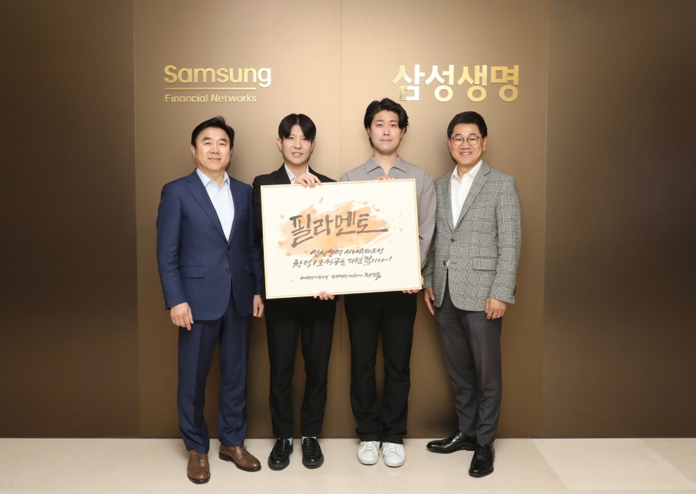 전영묵 삼성성명 대표(왼쪽 첫번째), 박준형 필라멘토 대표(왼쪽 2번째), 박종문 삼성생명 사장(왼쪽 4번째)이 삼성생명 사내 스타트업 1호 창업을 앞둔 '필라멘토' 론칭데이에서 기념촬영을 하고 있다./사진=삼성생명