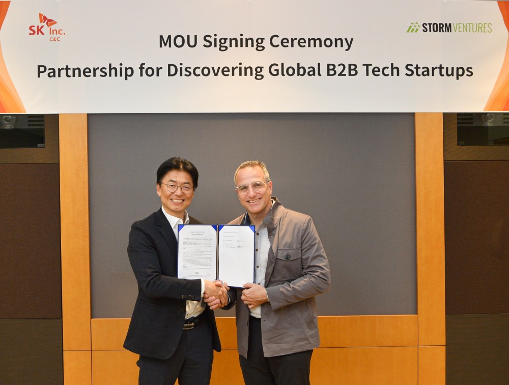 김완종 SK(주) C&C Digital사업총괄(왼쪽)과 라이언 플로이드(Ryan Floyd) 스톰벤처스(Storm Ventures) 공동창업자이자 대표가 경기도 분당구 정자동 SK-u타워에서 열린 'B2B기술(Tech) 사업 관련 글로벌 유망 기술 보유 스타트업 발굴 및 사업 협력 협약식(MOU)'을 체결했다. 사진=SK C&C