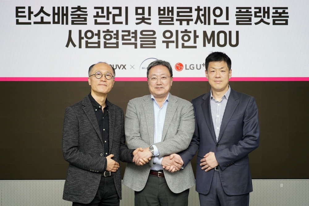 LG유플러스 임장혁 기업신사업그룹장(가운데)과 누빅스 전병기 대표(왼쪽), 글래스돔코리아 함진기 법인장(오른쪽)이 업무협약식을 체결했다. 사진=LG유플러스