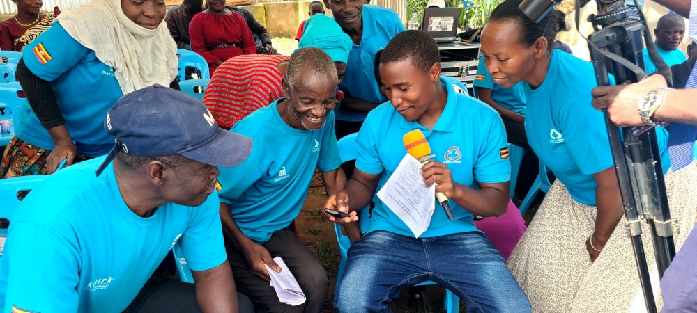 티리보고새마을금고 회원들이 MTN 연계 새마을금고 모바일 뱅킹 서비스를 이용하고 있다. /사진제공=새마을금고중앙회