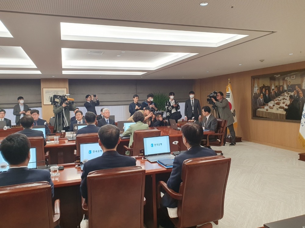11일 서울 태평로 삼성본관 건물에 위치한 한국은행에서 진행된 4월 금융통화위원회에서 이창용 한은 총재가 의사봉을 두드리고 있다. 금통위 7인 체제 모습. / 사진= 한국금융신문(2023.04.11)