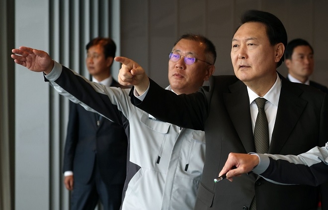 정의선 현대차그룹 회장(왼쪽)과 윤석열 대통령. 사진=대통령실.