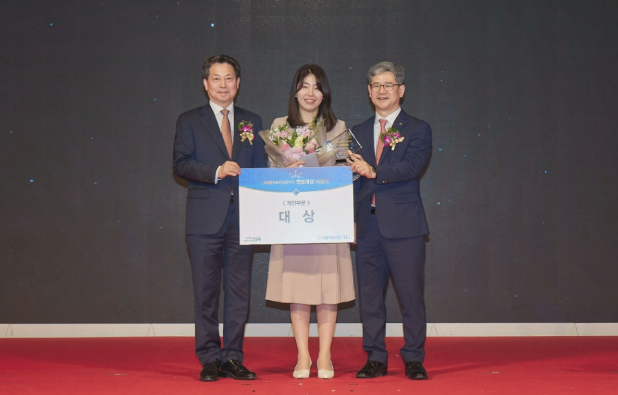 NH농협카드가 지난 10일과 11일 이틀간 서울 노보텔 엠버서더(용산)에서 '2022년 NH농협카드 연도대상' 시상식을 개최했다. 사진은 왼쪽부터 조소행 농협중앙회 상호금융 대표이사와 오주현 강동농협 과장보, 윤상운 NH농협카드 사장. /사진제공=NH농협카드