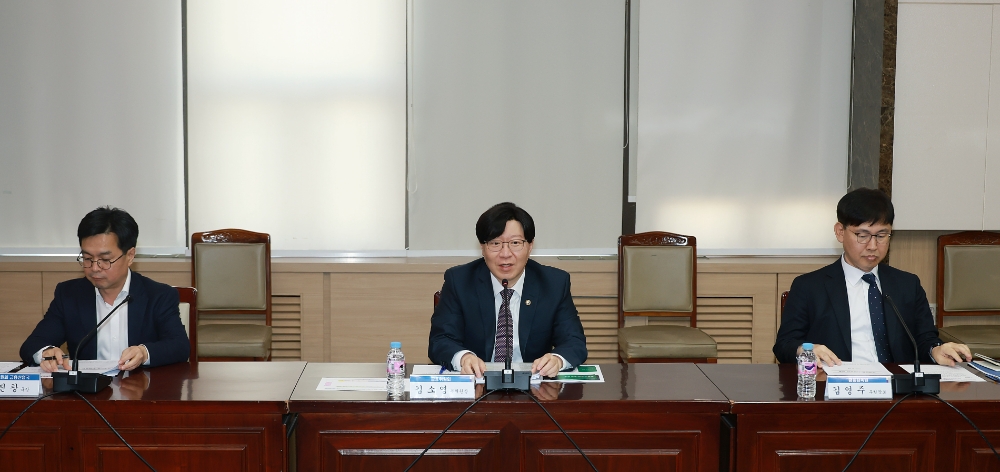 김소영 금융위원회 부위원장(사진 가운데)이 12일 정부서울청사에서 열린 은행권 경영·영업관행·제도개선 TF 5차 실무작업반 회의에서 은행권의 사회공헌 활성화 방안과 은행 점포폐쇄 내실화 방안에 대해 논의했다./사진제공=금융위원회(2023.4.13)