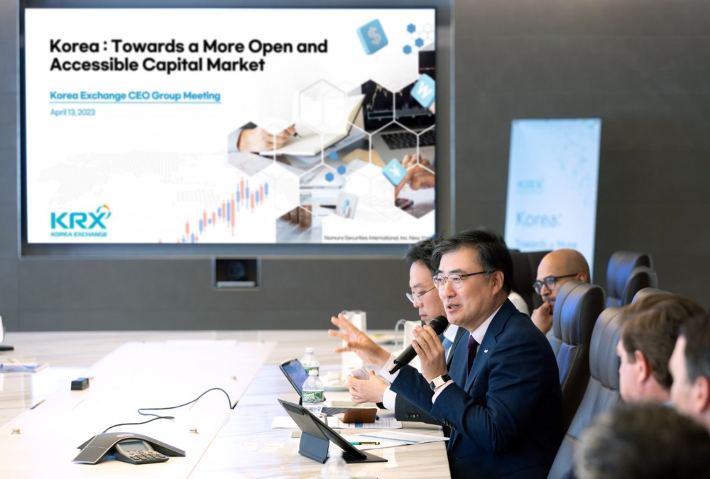 손병두 한국거래소 이사장이 13일 오후(현지시각) 미국 뉴욕에서 글로벌 투자자들을 대상으로 '한국 자본시장 홍보 및 시장접근성 개선 관련 설명회'를 진행하고 있다. / 사진제공= 한국거래소(2023.04.14)