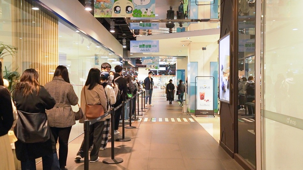 지난 3월 10일 현대백화점 디큐브시티점에서 진행된 쿵야 팝업스토어 현장에 형성된 오픈런 행렬. / 사진제공=넷마블
