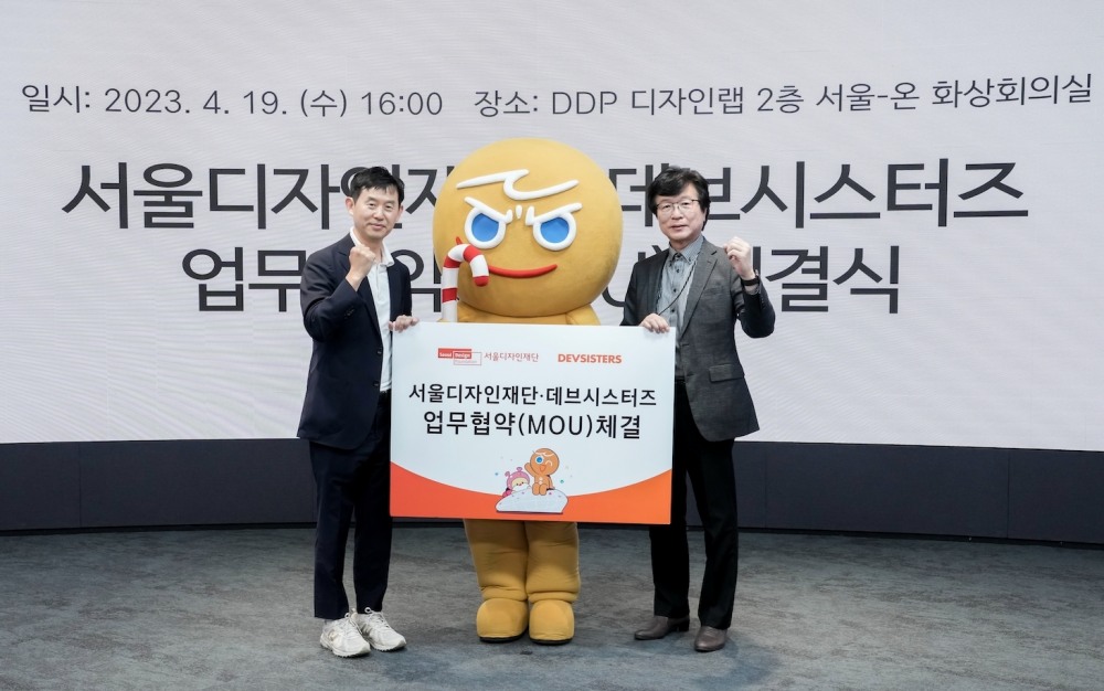 지난 19일 DDP에서 진행된 ‘쿠키런 IP를 활용한 콘텐츠 제휴’ 업무 협약식에 (좌측부터) 데브시스터즈 김종흔 공동대표, 쿠키런 대표 캐릭터 ‘용감한 쿠키’, 서울디자인재단 이경돈 대표이사가 기념 촬영을 하고 있다. / 사진제공=데브시스터즈