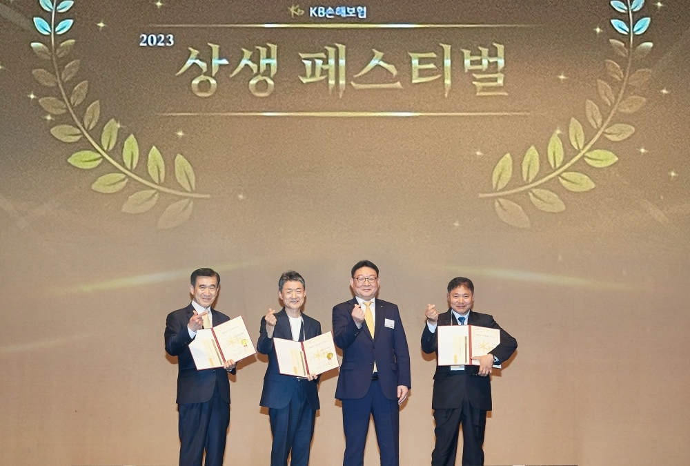 (왼쪽부터)이진용 르노코리아자동차 대치정비센터 대표, 김진호 글로벌모터스 정비센터 대표, 이공재 KB손해사정 대표이사, 서병인 KB매직카 부산 구서점 대표가 기념촬영을 하고 있다./사진제공=KB손해보험