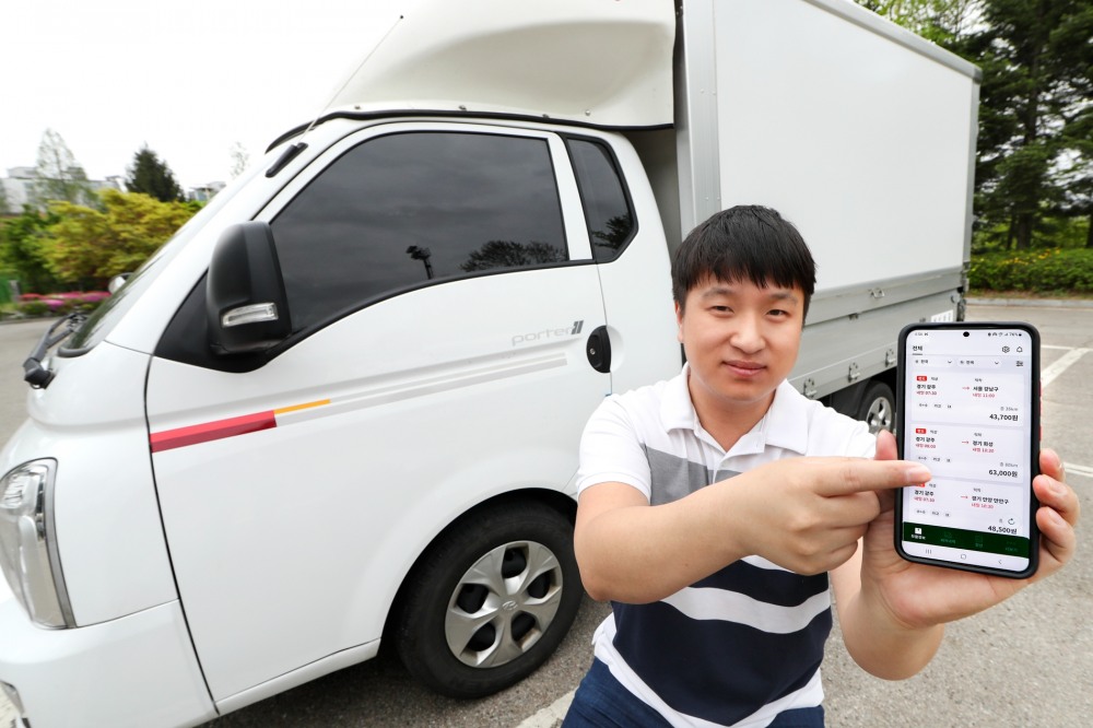 차주가 브로캐리 스마트폰으로 '브로캐리 2.0'을 이용하고 있다. 사진 제공=KT