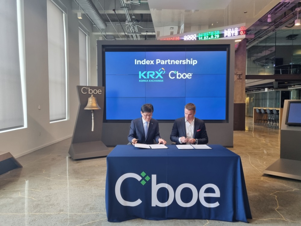 김기경 한국거래소 경영지원본부장(왼쪽)과 데이비드 하우슨 Cboe 사장(오른쪽)이 24일(현지시각) 지수 공동개발 계약서에 서명하고 있다. / 사진제공= 한국거래소(2023.04.25)