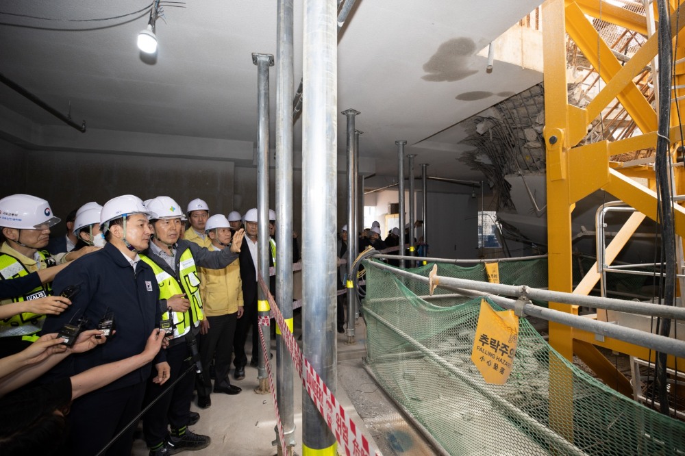 지난 4월, 인천 검단 아파트 지하주차장 사고 현장을 찾은 원희룡 국토교통부 장관이 현장점검에 나서고 있다. / 사진제공=국토교통부