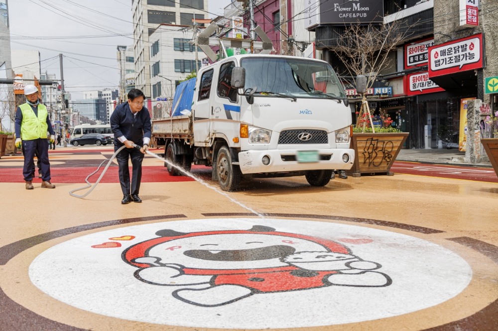 박강수 마포구청장이 홍대 레드로드의 도로포장과 캐릭터 도색 등을 점검하는 모습./사진제공=마포구