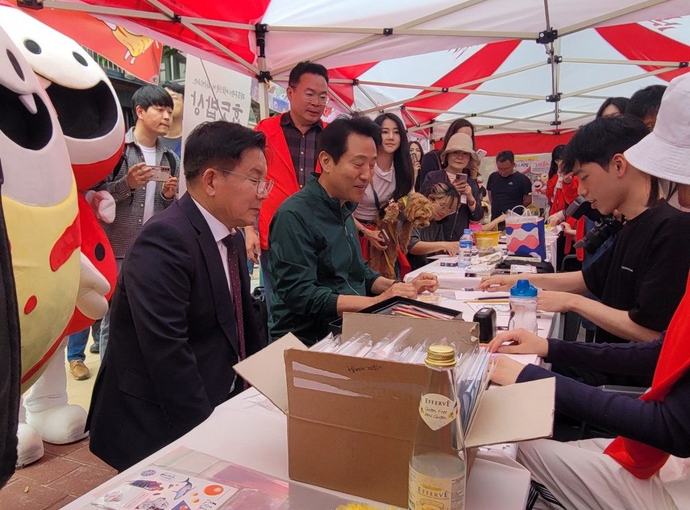오세훈 서울시장과 박강수 마포구청장이 레드로드 페스티벌 행사를 즐기는 모습./사진=주현태 기자
