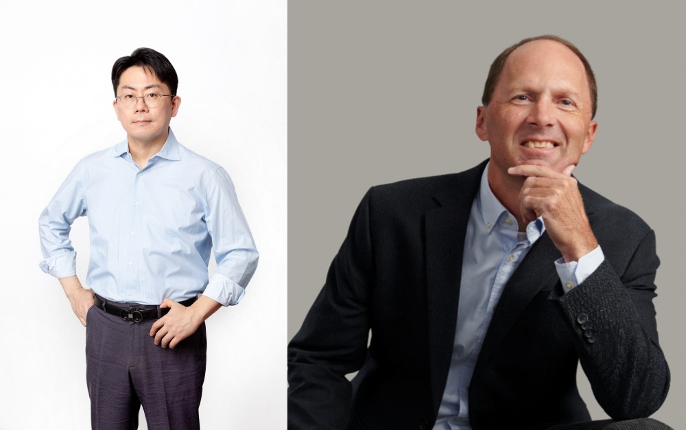 (왼쪽부터) 노종원 SK하이닉스 사장과 데이비드 딕슨 솔리다임 부문장이 SK하이닉스의 낸드 자회사인 솔리다임의 각자대표이사로 신규 선임됐다.