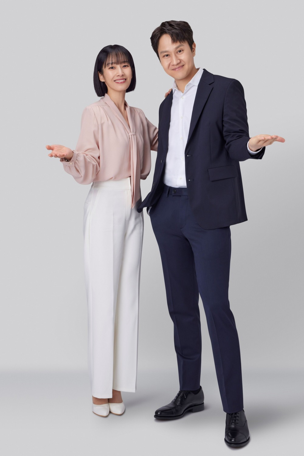 AXA손해보험이 ‘2023 고객사랑브랜드대상’에서 암보험 부문 대상을 수상했다. 사진은 AXA손해보험 광고모델 배우 정우(오른쪽)와 곽선영./사진제공=AXA손해보험