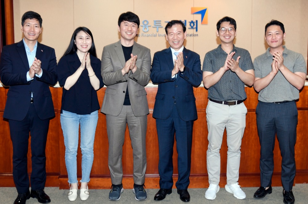 전국투자자교육협의회(이하 투교협)는 18일 초등학교 경제금융교육연구회 소속 교사를 여의도 금융투자협회로 초청해 초등학교 금융투자교육 활성화 및 관련 지원 방안을 논의하였다. 서유석 회장(왼쪽에서 네번째), 한재영 금융투자교육원장(왼쪽에서 첫번째)과 초등학교 경제금융교육연구회 임원진. / 사진제공= 금융투자협회(2023.05.18)