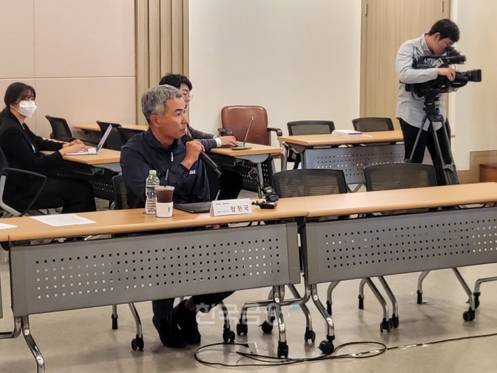 국내 대표 코인 중 하나인 위믹스(WEMIX)를 발행하는 게임 업체 ‘위메이드’(WEMADE)의 장현국 대표가 2023년 5월 19일 진행된 ‘코인 게이트 진상조사단’ 현장 방문 회의에서 의원들 질의에 답하고 있다./사진=임지윤 기자